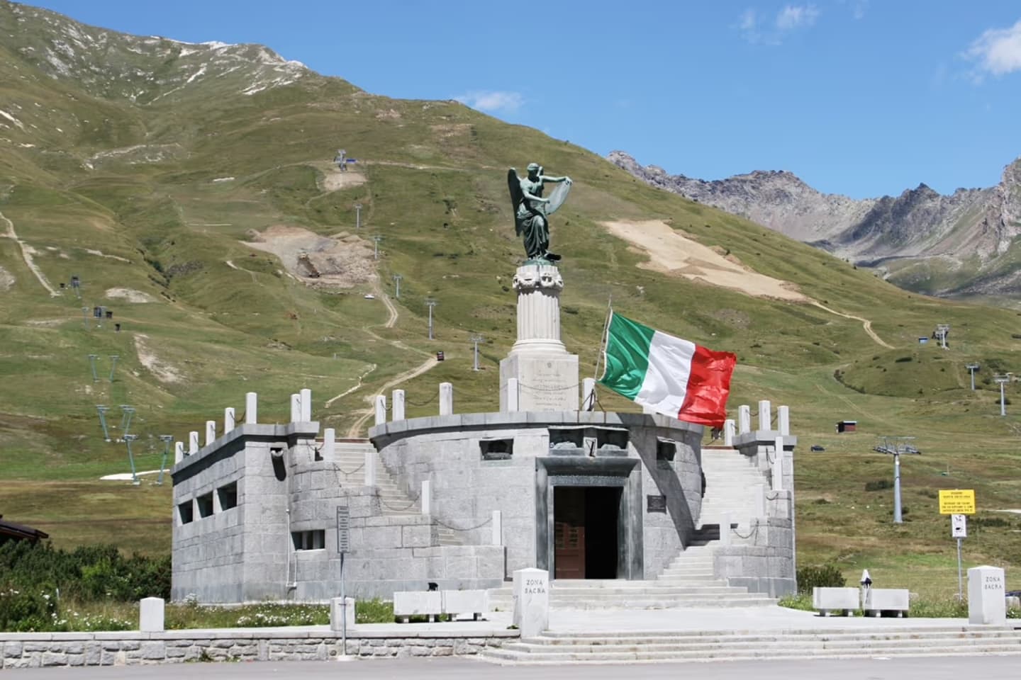 Things to do at Passo del Tonale: skiing, glacier and high-mountain nature