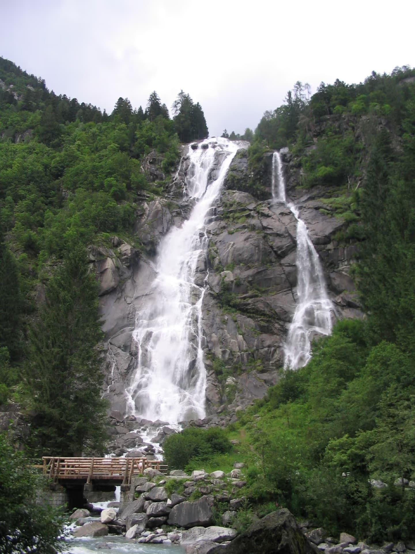 Watervallen in Trentino die je te voet bereikt: wandelingen tussen water en natuur